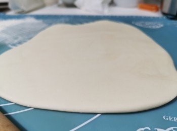 step2: 麵糰用棒壓平對摺，這動作我做了大概20次。