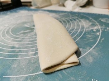 step4: 摺3摺，每面都要加粉，好讓它們不會貼在一起