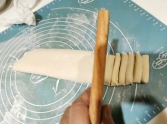 step5: 然後把摺好的麵糰切成幼條