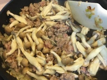 step7: 豬肉炒熟後, 加入菇, 炒至出水