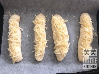 step6: 於麵團上唧上沙津醬，再撒上芝士碎。