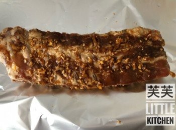 step1: 豬肋排洗淨後抹乾，以<span class="group_2">醃料</span>醃一晚。