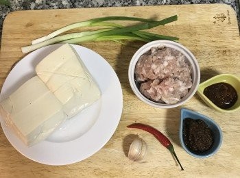step1: 豆腐用滾水沖洗ㄧ下；蔥、蒜和辣椒洗淨；