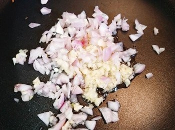 step4: 先下油炒香蒜蓉和紅蔥頭蓉。