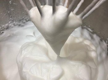 step2: 將粟粉分3次加入，繼續打至蛋白起勾同時不塌下。