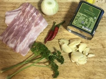 step1: 洋蔥、蒜頭、辣椒、巴西里葉洗淨，蒜頭拍扁去皮；