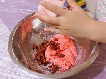 step5: <span class="group_2">士多啤梨味</span>的做法一樣, 先混合所有粉類, 再加蛋, 牛奶, 牛油, 搓成粉糰後加士多啤梨乾.