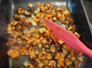 step3: 炒至乾身放涼備用。