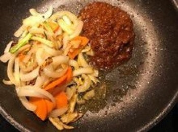 step8: 下辣豆瓣醬炒香；