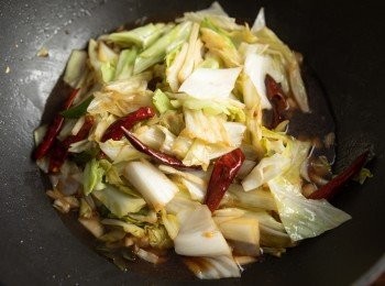 step3: 起鍋前再加入青蔥、辣椒、花椒粒與少許的鹽巴調味即可盛盤。