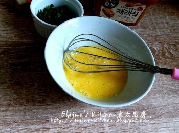 step4: 期間將兩隻雞蛋拌勻成蛋液