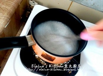 step2: 期間將西米放入煲內 , 加水蓋過面拌勻 , 用中火煮滾後拌一拌勻西米以免黏底