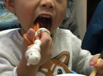 step7: 米豬都有份食~ 不過佢冇得食生牛, 佢食牛展河~~ 食到唔停口~
爸爸對住我响屋企變咗碗生牛河出嚟表示震驚~~~ 以後唔好立亂同我講想出街食D乜乜勿勿喇~ 煮比你食ga~