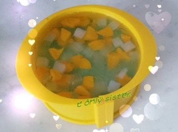 step6: 蜜桃一細罐..椰果一杯..可用回蜜桃同椰果水500ml..(如太甜可加水..如不夠也可加水)…兩湯匙海藻果凍粉…攪勻..煮溶..加入蜜桃同椰果攪勻熄火….就可倒入…(要煮熱後即時倒入)….(倒入前要用廚紙…索乾花花果凍部份的水份..如不索乾..兩者不能結合)..倒入後..再用牙籤或幼長竹籤..周圍拮幾下..(是想確保兩者更結合)..放回雪櫃…雪至凝固..