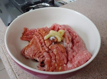 step3: 將<span class="group_2">調味</span>料、薑蓉加入豬肉內，順同一方向拌勻********

Tips:
*薑蓉的角色很重要， 有助去腥及提升肉餅香味， 一定要加呀!