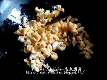 step4: 冬菇粒及白蘑菇粒放入鑊中爆香 , 加入豆腐卜粒再拌炒數分鐘