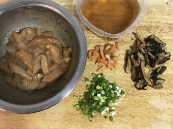 step3: 蔥切花、香菇切條、較大的蝦米略切，香菇水要留下。另外煮滾一鍋水要煮湯圓。