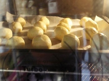 step7: 焗爐180度預熱, 放入麻糬波波焗15分鐘左右, 即完成.