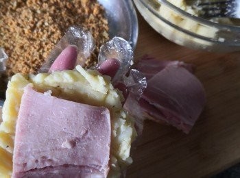 step2: 將薯仔烚熟才去皮搓成泥和咸牛油紅蔥/炸蔥粒混合好後取一把手心咁大㩒扁放芝士及火腿