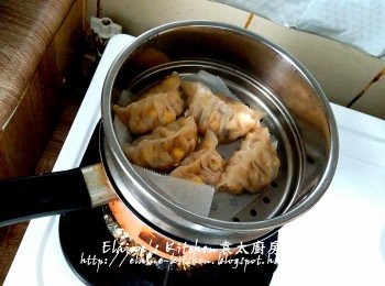 step9: 適量餃子隔水用中火蒸15分鐘再焗5分鐘至熟透即可 (可放牛油紙於餃子底防黏)