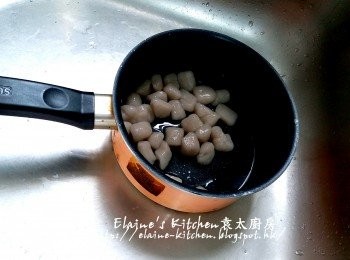 step13: 盛起芋圓放入碗內 , 加少許糖拌勻