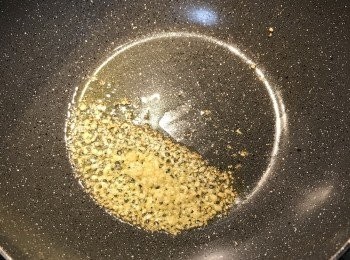 step4: 炒鍋中放入適量的油，放入蒜末炒香；