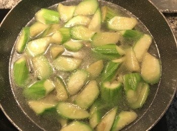 step6: 加入足量的溫水火熱水，大火煮到小滾；