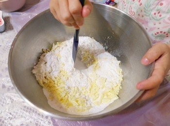 step2: 加入芝士碎拌勻