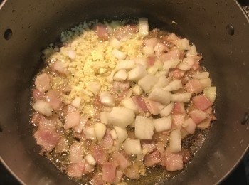 step7: 放入蒜末、洋蔥丁炒出香味；