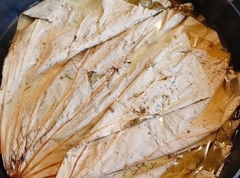 step9: 乾荷葉汆水1分鐘至軟身，取出，再用廚房紙抺乾淨，備用。