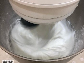 step1: 將蛋白放入料理盤中，把糖分4次加入，使用打蛋器打至蛋白企身。