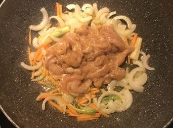 step5: 放入醃好的里肌肉，
