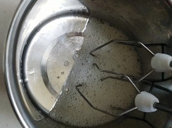 step3: 先用電動打蛋器把蛋白打至起泡狀，加入砂糖。