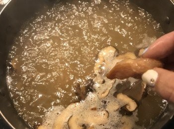 step7: 鹹湯圓湯底煮滾後，放入醃好的雞肉；並用鹽和白胡椒調味；