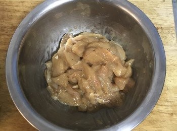 step2: 醃過的里肌肉；