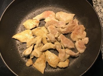 step4: 炒鍋倒入適當的油燒熱後，放入<a href="https://bit.ly/3EZL8dD" target="_blank" data-keyword="雞胸" class="guide-link"><strong>雞胸</strong></a> <span style="display:inline-block;vertical-align:middle;margin-top:-3px;color:initial;border-radius:3px;padding:2px 3px;font-size:12px;line-height:14px;background:#87d300;color:#fff;">即買</span> 肉煎到兩面上色