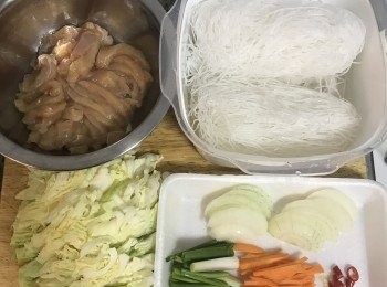 step1: 冬粉用冷水洗淨後泡軟；里肌肉切條狀，用醃料抓勻；高麗菜切斯；洋蔥切條，蔥切段；紅蘿蔔切絲；辣椒去籽切圈。