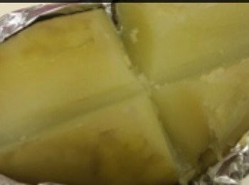 step2: .烚好後，薯仔切十字，（唔好切到底）
放入氣炸鍋（180度），放25分鐘