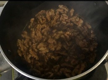 step1: 剝殼的合桃用水沖乾淨放入煲內
加入紅糖、鹽丶水、八角，大火先煮滾