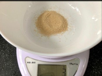 step1: 我首先將3g酵母家人15g溫水攪勻待用