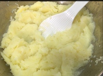 step5: 薯仔蒸熟後壓爛，加1茶匙鹽和少量胡椒粉攪勻試下啱唔啱味