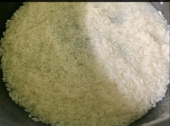 step8: 2. 鑄鐵鍋內放入水、無鹽牛油、黃糖、海鹽及甘筍，以最少火煮約10分鐘，加入茄子多煮5分鐘。