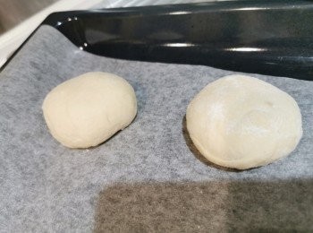 step2: 把滾圓後已包餡的麵糰向下放在牛油紙上。