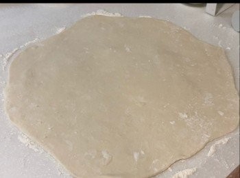 step5: 灑蔥，從邊開始卷上，頭尾封口，左手扭前，右手扭後