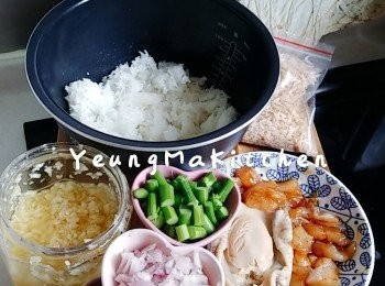 step1: 預備材料。冬菇瑤柱先用水浸軟，瑤柱撕開成絲、冬菇去蒂切粒。芥蘭頭切粒。雞柳肉切粒並用適量的老抽、生抽、糖、胡椒粉和麻油先醃約 15分鐘。鮑魚切粒。
我個人較喜歡用新鮮飯，米先照正常程序用飯煲煮飯，但水量要比平常的少一成，煮好後放涼弄鬆散備用。/如隔夜冷飯就只需弄鬆散備用。