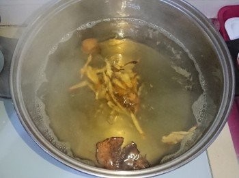 step4: 把甘草、蜜棗及果皮放進水裡，開火煮滾至半小時，待其出味。