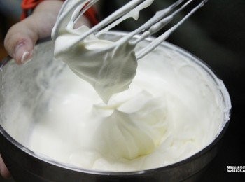 step5: 我家姐姐自己用打發器具攪拌法國綠色山丘動物性鮮奶油，竟然打發的像抹在蛋糕表面的鮮奶油一樣的發酵質感，而且聞到淡淡的奶油香氣，表面光滑又柔順細膩