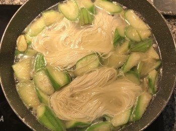 step7: 麵線用水略微沖洗後，放入鍋中煮滾；