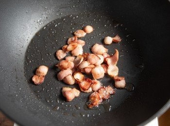 step2: 將培根直接放入鍋中煸出油脂。