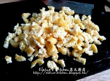 step1: 豆腐卜放入煲內加水 , 用中火煮滾後再用水沖一沖洗 , 渣乾水份後切粒